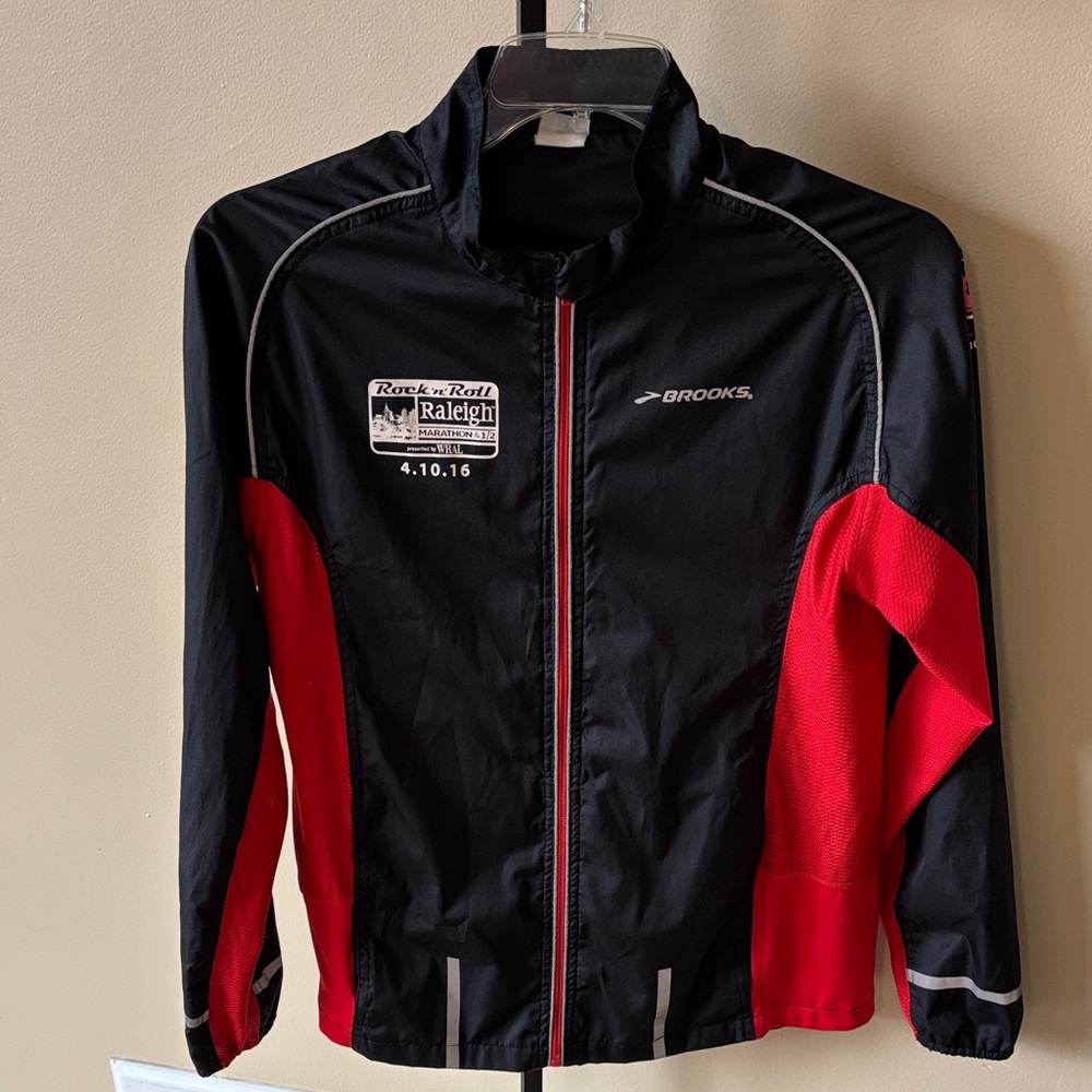 Brooks Men's Performance Jacket in Black and Red medium